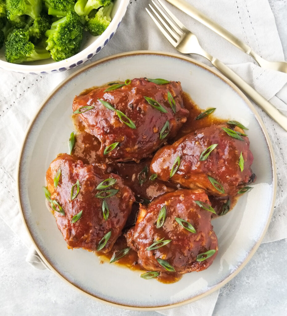 slow cooker saucy chicken thighs