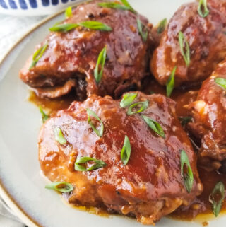 slow cooker saucy chicken thighs