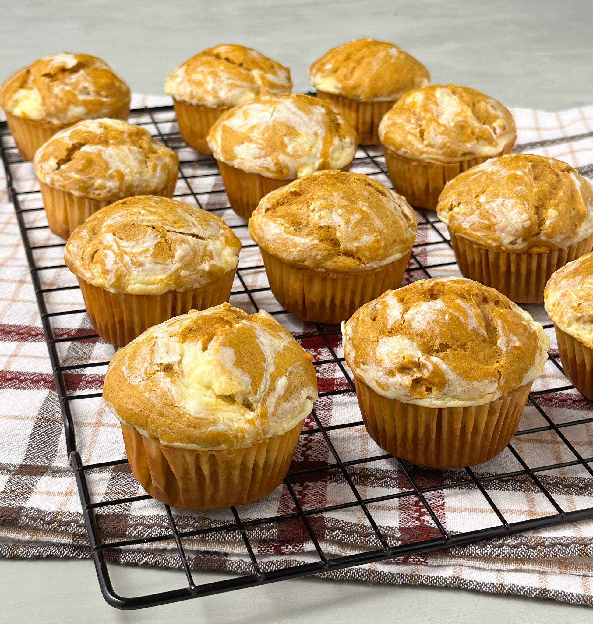 marbled pumpkin cheesecake muffins